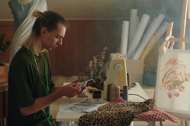 Osoba haftująca przy stole