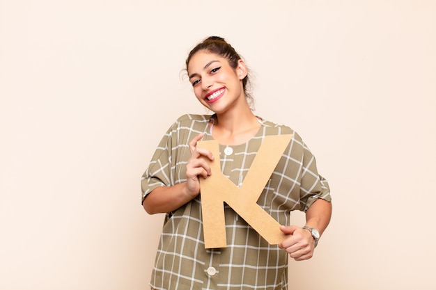 Uczestniczka z haftem